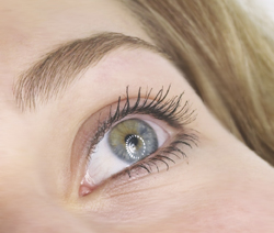 Foto mit Gesichtsausschnitt vom Auge